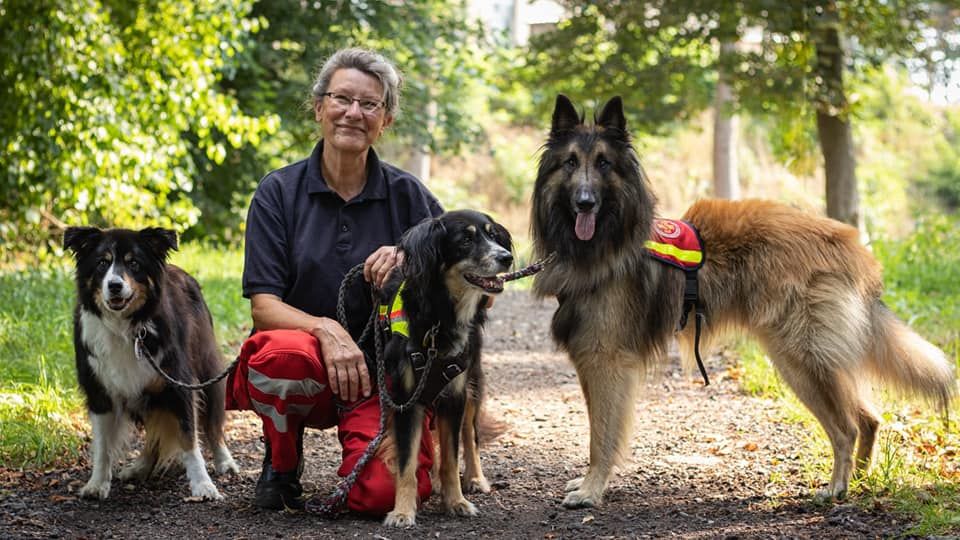 Petra mit Hunden.jpg